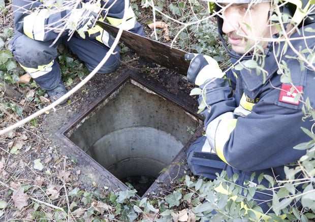 Feuerwehr rettete Hund aus Brunnenschacht