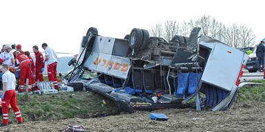 Schulbus krachte in Lkw: 20 Kinder verletzt