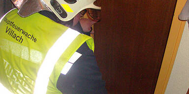 Mann auf Klo eingeklemmt