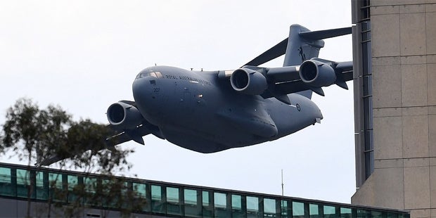 Airforce-Monster kuschelt mit Wolkenkratzern