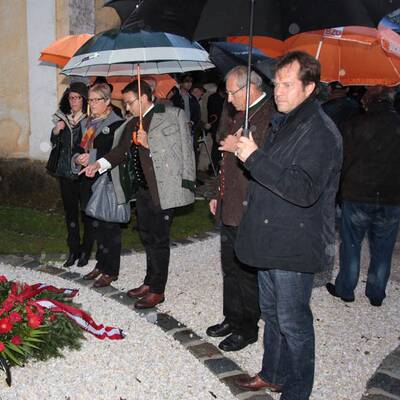 Kranzniederlegung am Grab von Jörg Haider