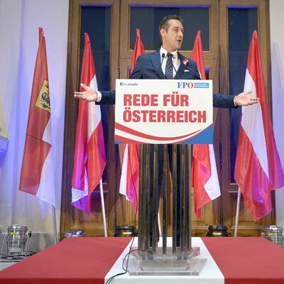 Die Bilder zu Straches Fahnen-Tritt