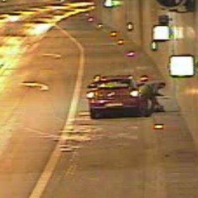 Teenager trank Schluck Benzin und spuckte Feuer