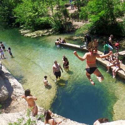 Irrer Sprung ins Wasserloch