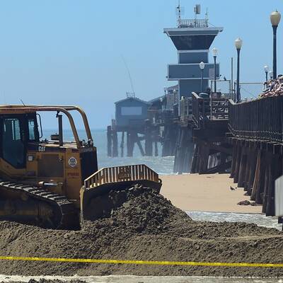 Ein Sanddamm an der Küste