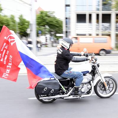 Nachtwölfe legen Kranz in Wien nieder