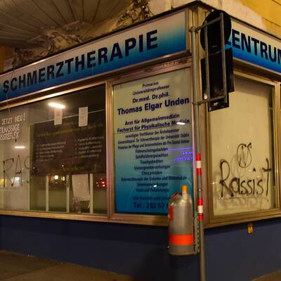 Er will keine Flüchtlinge behandeln, jetzt wurde er Opfer einer Schmierattacke.