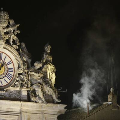 Weißer Rauch über Vatikan