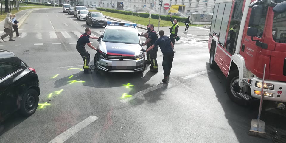 Crash im Morgenverkehr: Polizeiauto kracht in Pkw