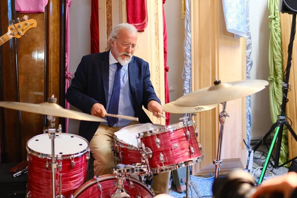 Heini Altbart swingend am Schlagzeug.