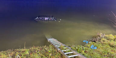 Auto landete in Teich Gleinst&auml;tten