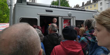 Auf der Suche nach Hilfe: Schlange vor Beratungsbus wurde immer l&auml;nger