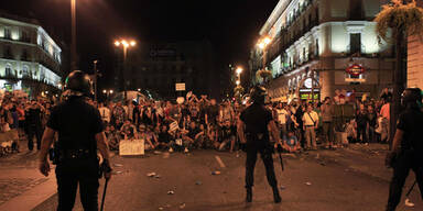 Polizei löst Demo gegen Papst mit Gewalt auf
