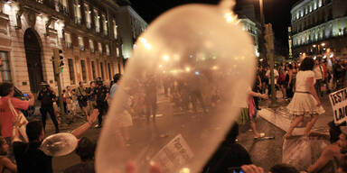 Polizei löst Demo gegen Papst mit Gewalt auf