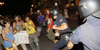 Polizei löst Demo gegen Papst mit Gewalt auf
