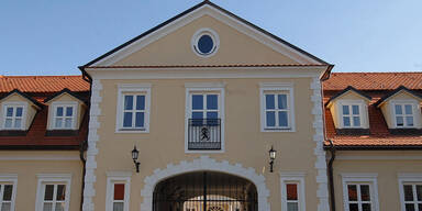 Flüchtlinge ziehen neben Mensdorff-Schloss ein