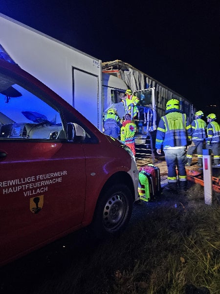 43-Jähriger bei Lkw-Crash in Führerhaus eingeklemmt und verletzt