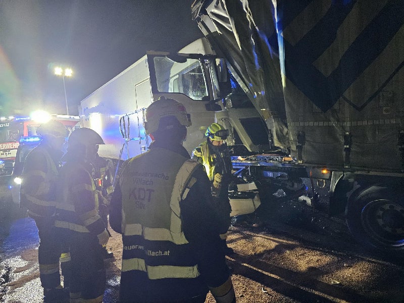 43-Jähriger bei Lkw-Crash in Führerhaus eingeklemmt und verletzt