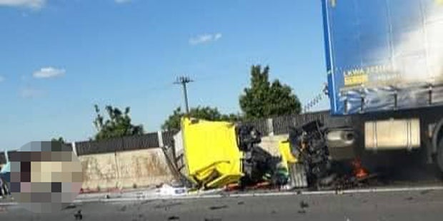 Wieder auf A2! Lkw crasht – Lenker doch nicht tot