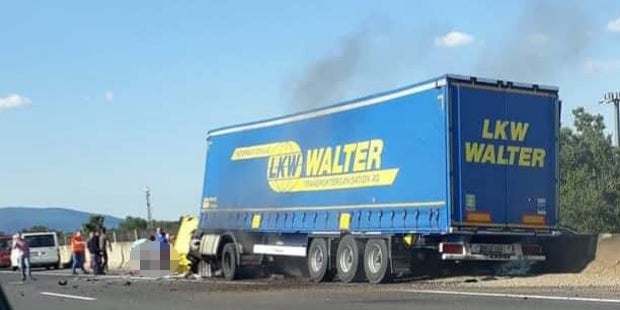 Wieder auf A2! Lkw crasht – Lenker doch nicht tot