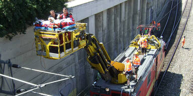 Mann bei Gleisarbeiten schwer verletzt