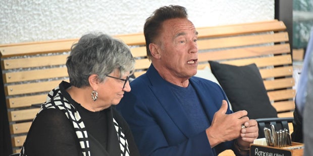 Arnie: Ankunft heute Mittag mit Privatjet