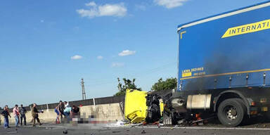 Wieder auf A2! Lkw crasht &ndash; Lenker doch nicht tot