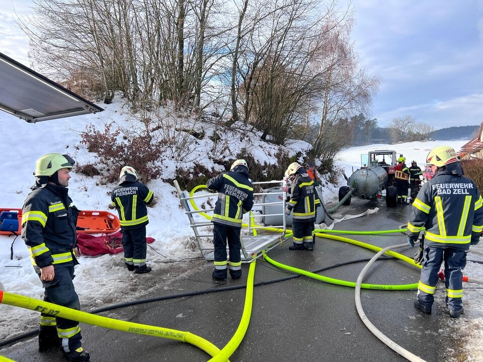 Die alarmierten Feuerwehren bekämpften die Flammen.