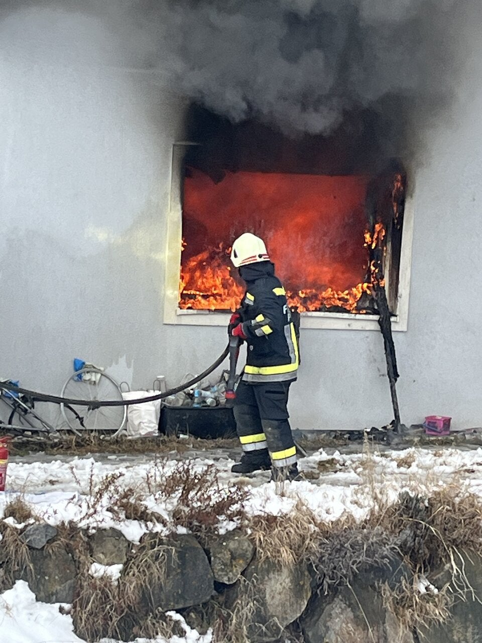 Die alarmierten Feuerwehren bekämpften die Flammen.