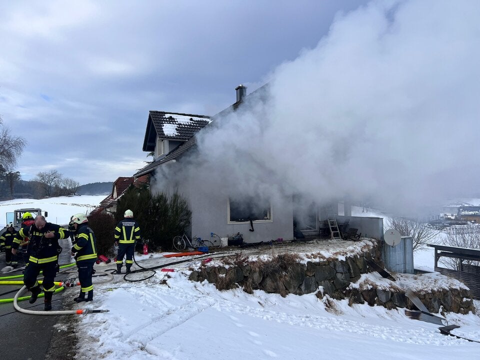 Die alarmierten Feuerwehren bekämpften die Flammen.