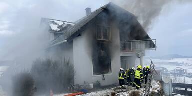 Die alarmierten Feuerwehren bek&auml;mpften die Flammen.