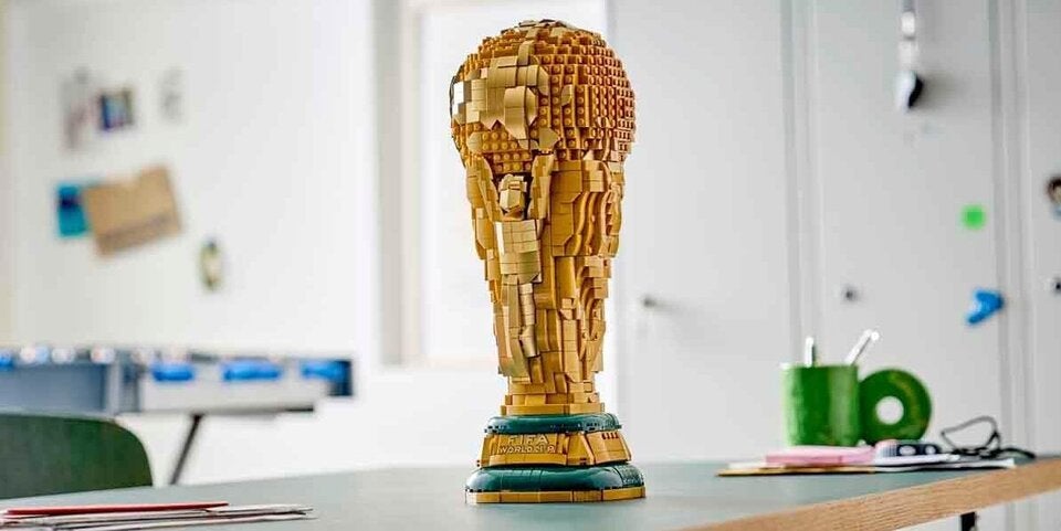 LEGO Editions Sports Offizieller Pokal der FIFA Fußball-Weltmeisterschaft - 3D DIY Modell mit sammelbarer Minifigur - Fußball Geschenk für Jungen & Mädchen ab 12 Jahren und Erwachsene Fans - 43020