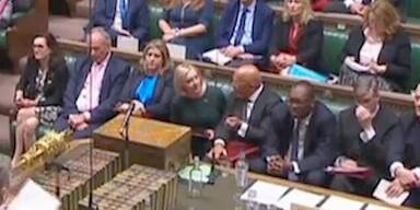 Hier erf&auml;hrt Premierministerin Truss vom Gesundheitszustand der Queen