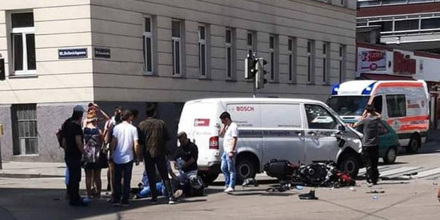 Biker (29) crasht mit Pkw in Wien – Spital