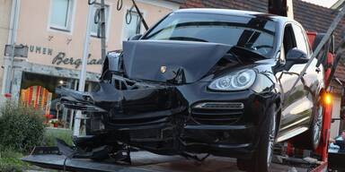 Auto-Räuber crasht Porsche