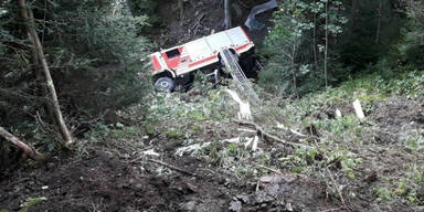 Feuerwehrauto st&uuml;rzte in Steiermark B&ouml;schung hinab - Ein Toter