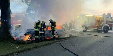 Auto nach Unfall in N&Ouml; ausgebrannt &ndash; zwei Tote