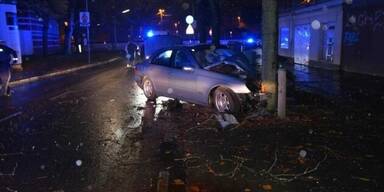 PKW prallt gegen Baum &ndash; vier Personen schwer verletzt