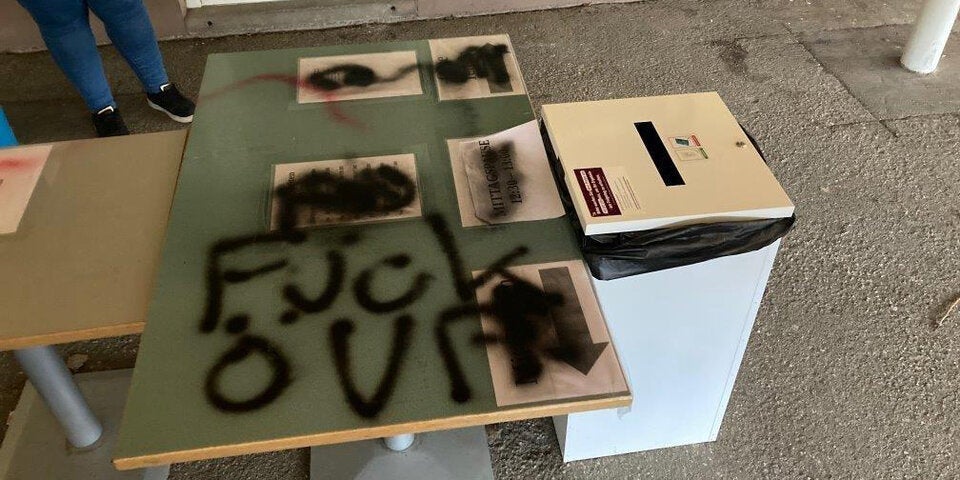 Impf-Gegner beschmieren und verwüsten Teststraße