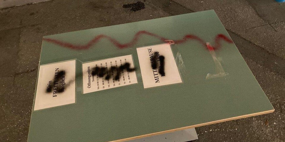 Impf-Gegner beschmieren und verwüsten Teststraße