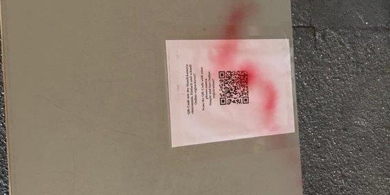 Impf-Gegner beschmieren und verwüsten Teststraße