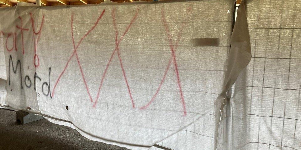 Impf-Gegner beschmieren und verwüsten Teststraße