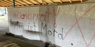 Impf-Gegner beschmieren und verw&uuml;sten Teststra&szlig;e