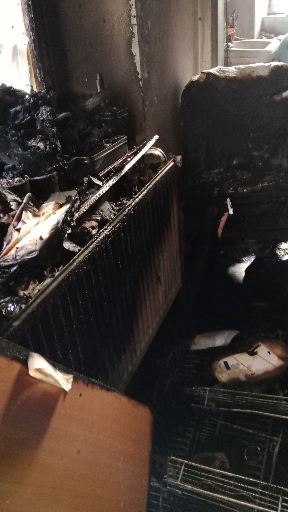 Wohnung ausgebrannt.