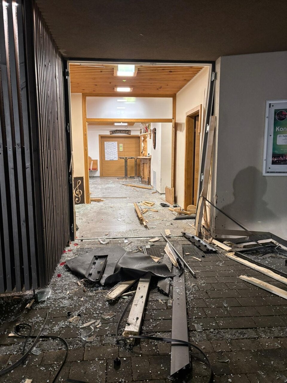 Auto krachte in Musikschule Göstling