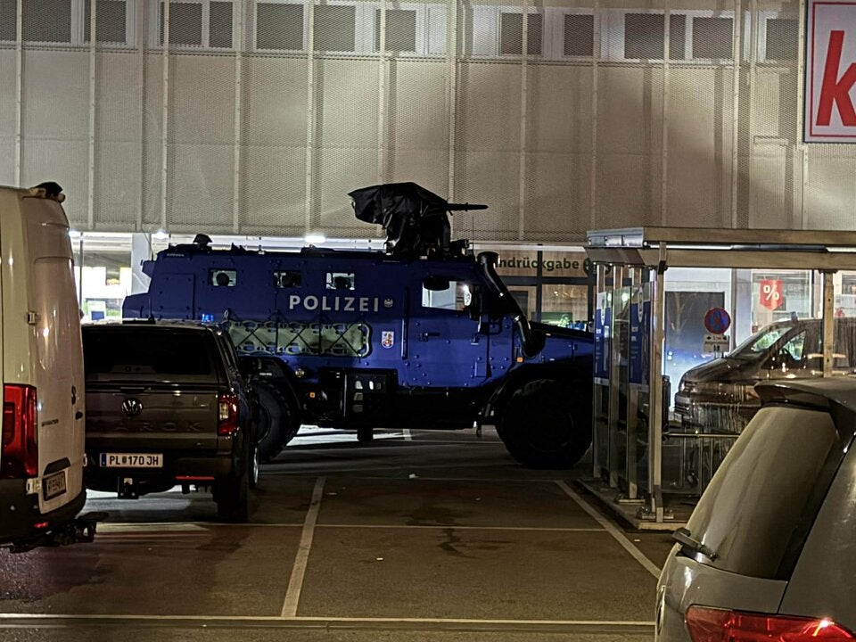 Schwechat Polizeieinsatz Balkon
