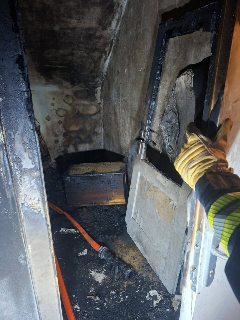 Florianis bekämpften Flammen: Wohnung abgebrannt.