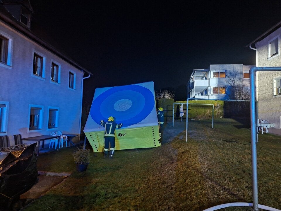 Florianis bekämpften Flammen: Wohnung abgebrannt.