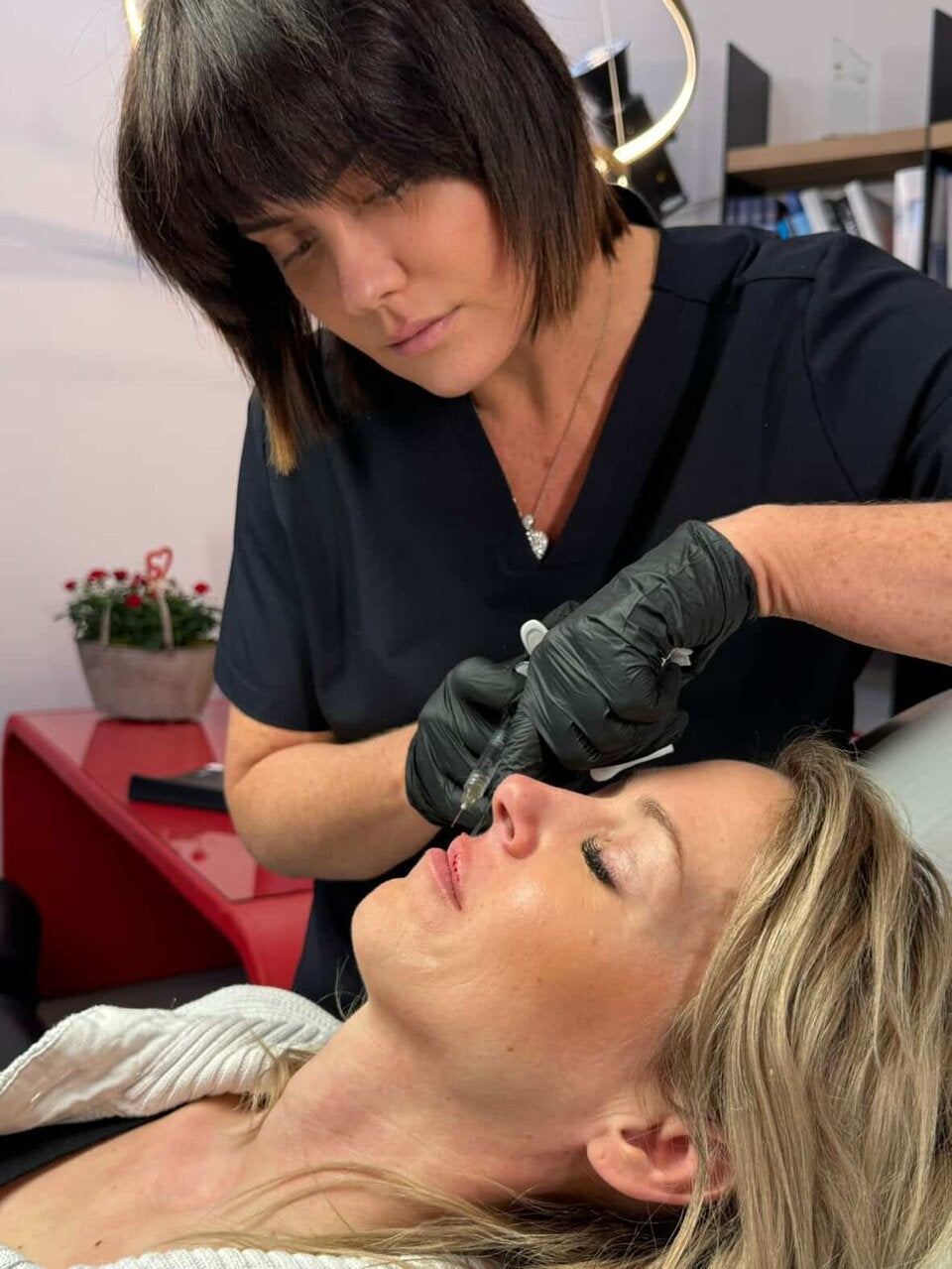 Simone Lugner schwört auf die Arbeit von Dr. Sabine Apfolterer. 