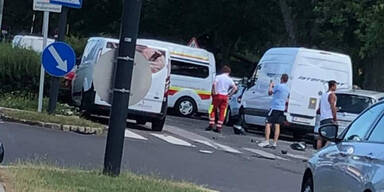 Rettungs-Auto crasht mit Pkw: Mehrere Autos zerst&ouml;rt